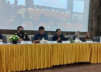 Kepala Kanwil Ditjen Perbendaharaan Provinsi Gorontalo, Adnan Wimbyarto, (tengah) memberikan penjelaskan Kajian Fiskal Regional dan APBN Lo Hulontalo Realisasi s.d Februari 2024, Rabu (27/3/2024)