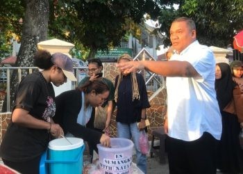 Suasana traktir takjil oleh Rektor UNG Eduart Wolok buat mahasiswanya, Selasa (19/3/2024).