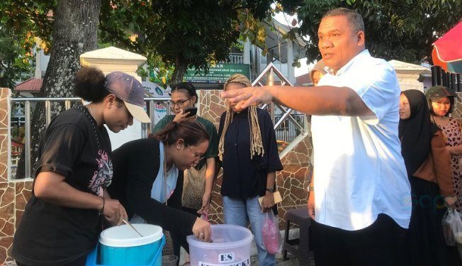 Suasana traktir takjil oleh Rektor UNG Eduart Wolok buat mahasiswanya, Selasa (19/3/2024).