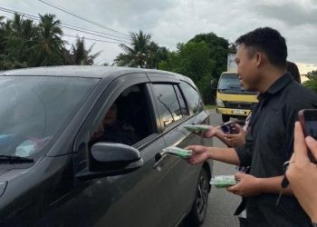 Sejumlah siswa SMA Negeri 1 Randangan ikut bagi-bagi takjil, Kamis (21/3/2024).