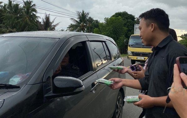 Sejumlah siswa SMA Negeri 1 Randangan ikut bagi-bagi takjil, Kamis (21/3/2024).