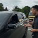Sejumlah siswa SMA Negeri 1 Randangan ikut bagi-bagi takjil, Kamis (21/3/2024).