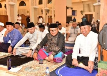 Walikota Gorontalo Marten Taha dan Penjagub Gorontalo Ismail Pakaya saat safari Ramadan perdana di Masjid Baiturrahim Kota Gorontalo.(f. humasprov)