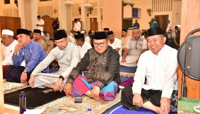 Walikota Gorontalo Marten Taha dan Penjagub Gorontalo Ismail Pakaya saat safari Ramadan perdana di Masjid Baiturrahim Kota Gorontalo.(f. humasprov)