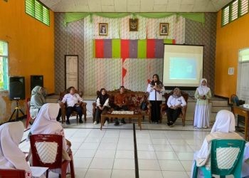 Sekretaris DinsosP3APPKB Bone Bolango, Roos Panai saat memberikan arahan pada kegiatan Sosialisasi PIK-R sebagai upaya dini cegah stunting di MTS Negeri 1 Kabupaten Bone Bolango, Rabu (20/3/2024)