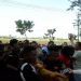 Petugas Pengamanan Kejari Kabupaten Gorontalo mengevakuasi warga yang terjatuh saat antre kupon sembako murah