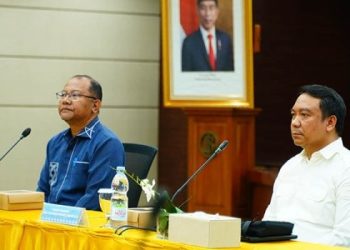 Sekretaris Daerah Provinsi Gorontalo, Sofyan Ibrahim (kiri) bersam Kepala Perwakilan Bank Indonesia Provinsi Gorontalo, Dian Nugraha, pada HLM TPID Provinsi Gorontalo untuk pengendalian inflasi ramadan-Idulfitri 1445 H.(Dok. BI Gorontalo)