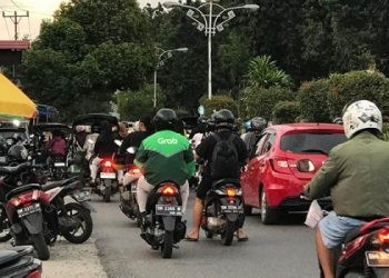 Suasana kepadatan arus lalu lintas di seputaran pasar takjil di Kota Gorontalo.