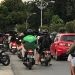 Suasana kepadatan arus lalu lintas di seputaran pasar takjil di Kota Gorontalo.