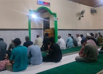 Jemaah Masjid Al-Munawarah, Jl Pasar Minggu, Dutohe Barat Kecamatan Kabila, Kabupaten Bone Bolango usai melaksanakan sholat isya.