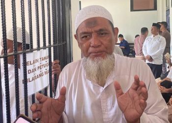 Rizal Pakaya salah satu terdakwa sekaligus koordinasi lapangan aksi Kasus Kerusuhan Pohuwato diwawancarai awak media. (Aas/Gopos)