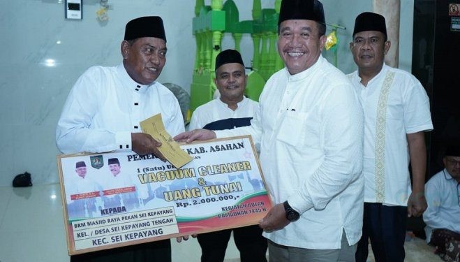 Wakil Bupati Asahan Taufik Zainal Abidin Siregar saat menyerahkan bantuan secara simbolis kepada BKM Sei Kepayang pada Safari Ramadan Perdana, Senin malam (18/3/2024).