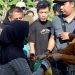 Bupati Merlan S. Uloli saat melayani warga yang membeli beras premium pada pelaksanaan pasar murah di Pasar Jumat Tumbihe, Jumat (1/3/2024). (Foto AKP/Diskominfo
