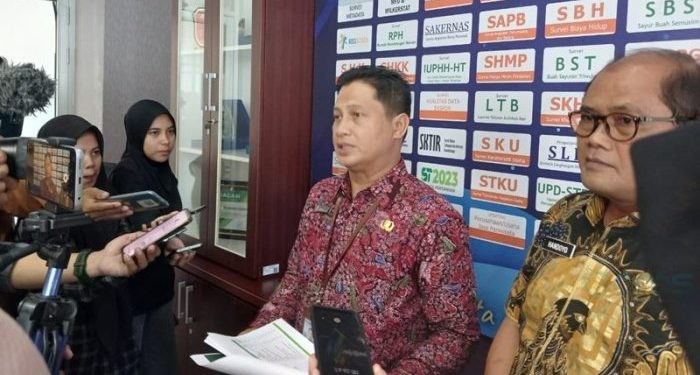 Kepala BPS Provinsi Gorontalo, Mukhamad Mukhanif memberikan keterangan pers tentang tingkat inflasi di Provinsi Gorontalo, Jumat (1/3/2024) (muhajir/gopos)
