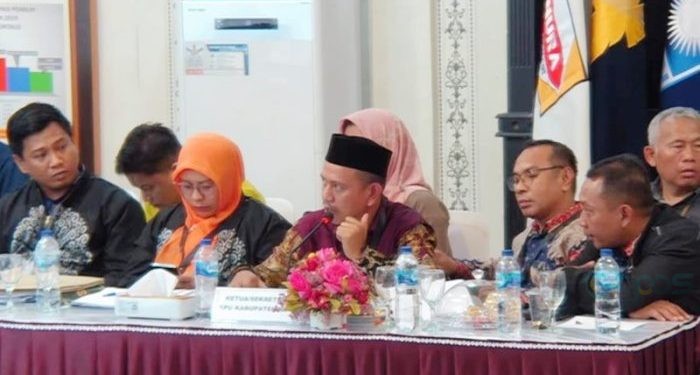 Jajaran Komisioner KPU Kabupaten Pohuwato saat memaparkan hasil rekapitulasi tingkat Kabupaten Pohuwato pada rekapitulasi tingkat Provinsi Gorontalo, Sabtu (2/3/2024) (muhajir/gopos)