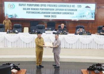 PJ Gubernur Gorontalo, Ismail Pakaya menyerahkan dokumen laporan pertanggungjawabn Gubernur Gorontalo Tahun 2023 kepada Keetua DPRD Provinsi Gorontalo, Paris RA Jusuf, Senin (4/3/2024) (muhajir/gopos)