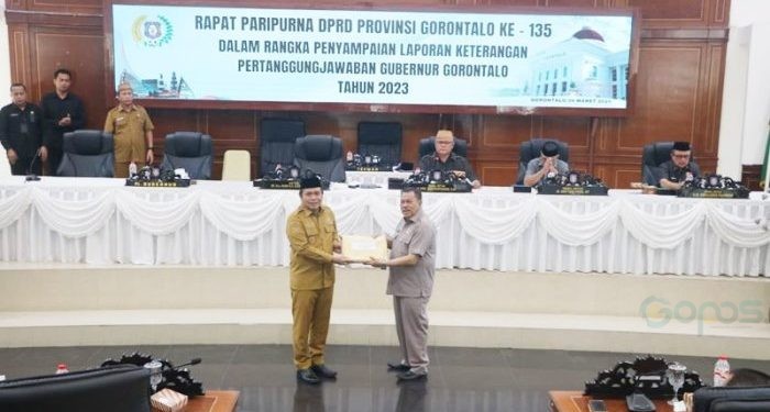 PJ Gubernur Gorontalo, Ismail Pakaya menyerahkan dokumen laporan pertanggungjawabn Gubernur Gorontalo Tahun 2023 kepada Keetua DPRD Provinsi Gorontalo, Paris RA Jusuf, Senin (4/3/2024) (muhajir/gopos)
