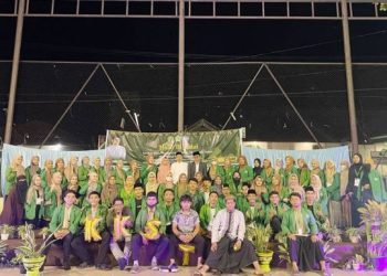 Pose bersama mahasiswa KKS Tematik IAIN Gorontalo dengan KH. Abdullah Aniq Nawawi pada kegiatan Halal Bihalal. foto istiemwa