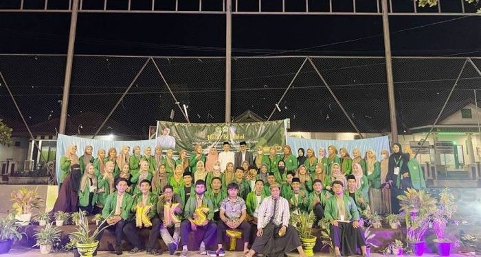 Pose bersama mahasiswa KKS Tematik IAIN Gorontalo dengan KH. Abdullah Aniq Nawawi pada kegiatan Halal Bihalal. foto istiemwa