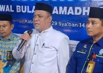 Kepala Kanwil Kemenag Provinsi Gorontalo H. M. Muflih B. Fattah memberikan keterangan terkait hasil pemantauan hilal yang dilakukan oleh tim rukyatul hilal Kanwil Kemterian Agama Provinsi Gorontalo, Ahad (10/3/2024) (muhajir/gopos)