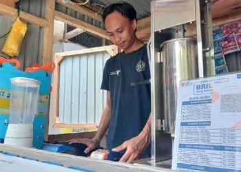 Pemilik agen BRILink Irvan Yasin sementara mempersiapkan layanan BRILink yang terletak  di Jl. Dewi Sartika, Dulalowo Timur, Kota Tengah, Kota Gorontalo, Kamis (6/3/2024) (muhajir/gopos)