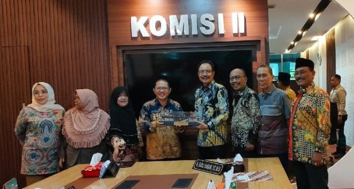 Kunjungan kerja Komisi II Bidang Ekonomi dan Keuangan, DPRD Provinsi Sulawesi Tengah di DPRD Provinsi Gorontalo dan disambut oleh Kabag Persidangan dan Perundang-undangan, Ismail Djafar, Jumat (15/3/2024). (hms/deprov)