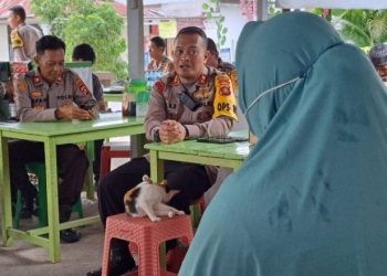 Polres Bone Bolango saat menggelar kegiatan Jumat Curhat di Warung Ayam Citra Berkah Kecamatan Kabila, Jumat (15/3/2024). (Foto Istimewa)