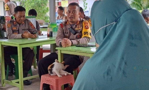 Polres Bone Bolango saat menggelar kegiatan Jumat Curhat di Warung Ayam Citra Berkah Kecamatan Kabila, Jumat (15/3/2024). (Foto Istimewa)