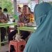 Polres Bone Bolango saat menggelar kegiatan Jumat Curhat di Warung Ayam Citra Berkah Kecamatan Kabila, Jumat (15/3/2024). (Foto Istimewa)