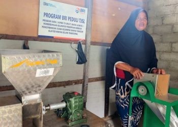 Wisnawati Luadu saat ditemui gopos.id di rumah produksi minysk kelapa tradisional Desa Boludawa, Kecamatan Suwawa, Kabupaten Bone Bolango, Rabu (13/3/2024). (muhajir/gopos)