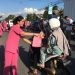 Ketua Bhayangkari Bone Bolango, Ny Cindy M. Alli bersama para anggotanya saat membagikan takjil berbuka puasa kepada masyarakat yang melintasi jalan depan Polsek Kabila, Selasa (19/3/2024). (Foto Indra/Gopos)