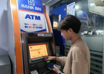 Zulfikar Eksan saat melakukan transaksi tarik tunai tanpa kartu di Gerai ATM BRI di depan Toko Mufidah, Jl. Sudirman, Kota Gorontalo, Ahad (17/3/2024) (muhajir/gopos)
