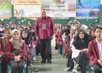 Rektor UNG, Eduart Wolok bersama mahasiswa program UNG mengajar MBKM (dok. ung)