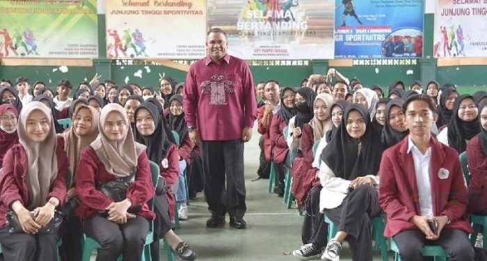 Rektor UNG, Eduart Wolok bersama mahasiswa program UNG mengajar MBKM (dok. ung)