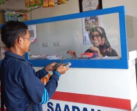 Ellen P. Tahuhe melayani transaksi keuangan nasabah di Agen BRILink miliknya yang berlokasi di Jl. Pramuka, Kelurahan Bulotadaa, Kota Gorontalo. (muhajir/gopos)