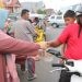 Ketua PIAD Rena Olii Wartabone membagikan paket makanan berbuka puasa kepada masyarakat Gorontalo, Jumat (22/3/2024) (muhajir/gopos)