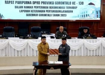 Pj. Gubernur Gorontalo, Ismail Pakaya menerima rekomendasi Pansus Deprov Gorontalo terhadap LPJ Gubernur Gorontalo tahun 2023, Senin (25/3/2024) (muhajir/gopos)