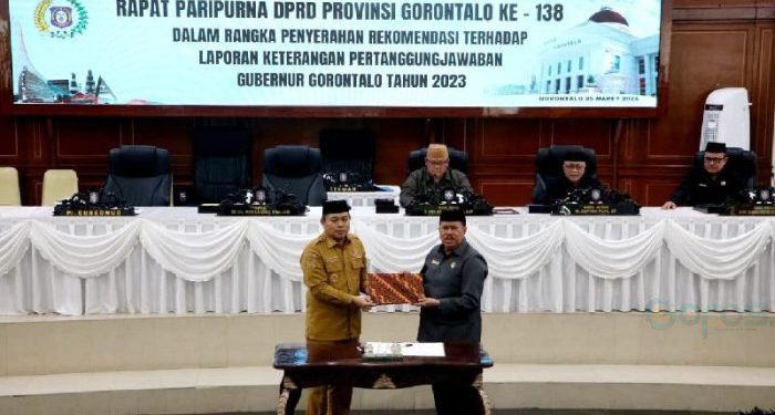 Pj. Gubernur Gorontalo, Ismail Pakaya menerima rekomendasi Pansus Deprov Gorontalo terhadap LPJ Gubernur Gorontalo tahun 2023, Senin (25/3/2024) (muhajir/gopos)