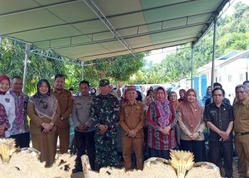 Kepala Perwakilan BKKBN Provinsi Gorontalo, Hartati Suleman didampingi Asisten II Setda Bone Bolango, Basir Noho dan Kepala Dinas Sosial P3APPKB Udin Kuku saat foto bersama dengan pihak lintas sektor terkait dalam penilaian Kampung KB tingkat Provinsi Gorontalo di Desa Lombongo, Kecamatan Suwawa Tengah, Bone Bolango Selasa (26/3/2023).