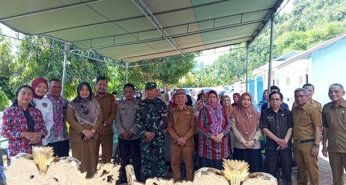 Kepala Perwakilan BKKBN Provinsi Gorontalo, Hartati Suleman didampingi Asisten II Setda Bone Bolango, Basir Noho dan Kepala Dinas Sosial P3APPKB Udin Kuku saat foto bersama dengan pihak lintas sektor terkait dalam penilaian Kampung KB tingkat Provinsi Gorontalo di Desa Lombongo, Kecamatan Suwawa Tengah, Bone Bolango Selasa (26/3/2023).