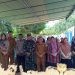 Kepala Perwakilan BKKBN Provinsi Gorontalo, Hartati Suleman didampingi Asisten II Setda Bone Bolango, Basir Noho dan Kepala Dinas Sosial P3APPKB Udin Kuku saat foto bersama dengan pihak lintas sektor terkait dalam penilaian Kampung KB tingkat Provinsi Gorontalo di Desa Lombongo, Kecamatan Suwawa Tengah, Bone Bolango Selasa (26/3/2023).