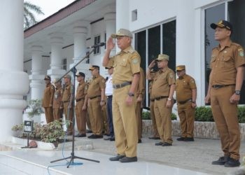Pada apel gabungan ini terlihat Sekretaris Daerah Kabupaten Aaahan, Para Asisten, Staf Ahli Bupati Asahan, OPD dan ASN di Lingkungan Pemerintah Kabupaten Asahan.