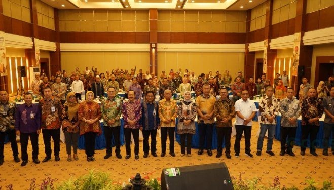 Bupati Asahan H. Surya BSc menghadiri pertemuan PT. Bank Sumut dengan pemegang saham dan pemaparan POJK No. 17 Tahun 2023 tentang Penerapan Tata Kelola Bank Umum di Ballroom Kantor Pusat PT. Bank Sumut, Jum'at (12/01/2024).