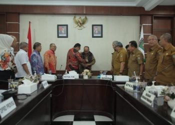Sekretaris Daerah Kabupaten Asahan Drs. John Hardi Nasution, M.Si menerima kunjungan kerja badan anggaran DPRD Provinsi Sumatera Utara dan Tim Anggaran Pemerintah Daerah (TAPD) Provinsi Sumatera Utara di Aula Mawar Kantor Bupati Asahan, Senin (15/01/2024).