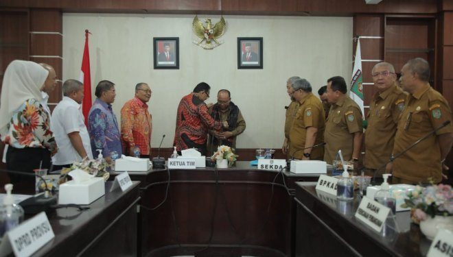 Sekretaris Daerah Kabupaten Asahan Drs. John Hardi Nasution, M.Si menerima kunjungan kerja badan anggaran DPRD Provinsi Sumatera Utara dan Tim Anggaran Pemerintah Daerah (TAPD) Provinsi Sumatera Utara di Aula Mawar Kantor Bupati Asahan, Senin (15/01/2024).