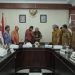 Sekretaris Daerah Kabupaten Asahan Drs. John Hardi Nasution, M.Si menerima kunjungan kerja badan anggaran DPRD Provinsi Sumatera Utara dan Tim Anggaran Pemerintah Daerah (TAPD) Provinsi Sumatera Utara di Aula Mawar Kantor Bupati Asahan, Senin (15/01/2024).