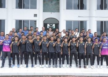 Wakil Bupati Asahan Taufik Zainal Abidin Siregar, S. Sos, M. Si di dampingi Kapolres Asahan AKBP Afdhal Junaidi melepas Tim Sepak Bola SSB Mezzaluna Asahan yang mewakili Provinsi Sumatera Utara untuk mengikuti kompetisi Piala Soeratin U15 di tingkat Nasional, Rabu (17/01/2024) bertempat di Halaman Kantor Bupati Asahan