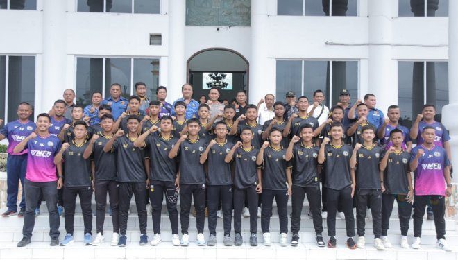 Wakil Bupati Asahan Taufik Zainal Abidin Siregar, S. Sos, M. Si di dampingi Kapolres Asahan AKBP Afdhal Junaidi melepas Tim Sepak Bola SSB Mezzaluna Asahan yang mewakili Provinsi Sumatera Utara untuk mengikuti kompetisi Piala Soeratin U15 di tingkat Nasional, Rabu (17/01/2024) bertempat di Halaman Kantor Bupati Asahan
