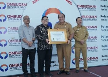 Pemerintah Kabupaten Asahan yang diwakili oleh Wakil Bupati Asahan Taufik Zainal Abidin, S.Sos, M.Si menerima Piagam penghargaan yang diserahkan langsung Anggota Ombudsman Republik Indonesia (RI) Dadan Suparjo Suharmawijaya, Selasa (23/01/2024)