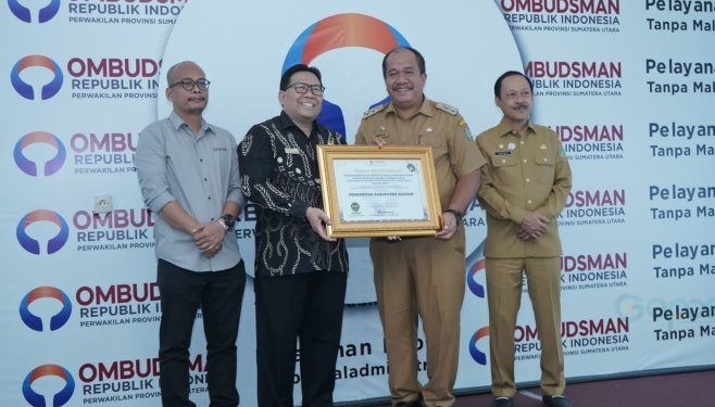 Pemerintah Kabupaten Asahan yang diwakili oleh Wakil Bupati Asahan Taufik Zainal Abidin, S.Sos, M.Si menerima Piagam penghargaan yang diserahkan langsung Anggota Ombudsman Republik Indonesia (RI) Dadan Suparjo Suharmawijaya, Selasa (23/01/2024)